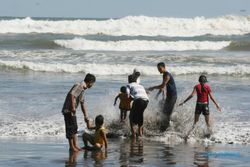 WISATA LEBARAN : Wisatawan di Pantai Mulai Berkurang
