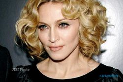 Walah, Madonna Unggah Foto Anaknya Pegang Botol Miras