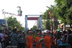 KARNAVAL PEMBANGUNAN SUKOHARJO : Ribuan Orang Padati Jl. Jenderal Sudirman