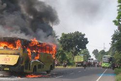 MUDIK LEBARAN 2013 : Bus Pemudik Terbakar, Jalinsum Lampung Macet