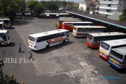 LEBARAN 2013 : Jumlah Pemudik Turun, Puluhan Bus Akap Nganggur di Pulogadung