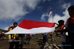Asyik, Upacara Bendera di Puncak Gunung Lawu Ada Lagi Tahun Ini