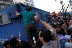 KRISIS MESIR : 36 Pendukung Morsi Tewas dalam Mobil Tahanan