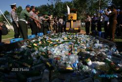 MIRAS SOLO : Polisi Musnahkan 3.573 Liter Ciu