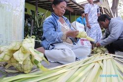   BAKDA KUPAT : Pedagang Selongsong Ketupat Kebanjiran Pembeli