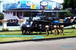 HELIKOPTER DI SRAGEN : Helikopter Milik TNI AD  Mendarat di Depan Kantor Dinas Bupati Sragen