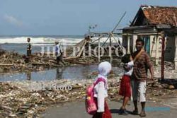 GELOMBANG TINGGI : Puluhan Warung di Pantai Glagah Hancur Diterjang Ombak