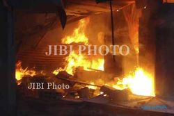 KEBAKARAN SEMARANG : Pasar Waru Semarang Terbakar