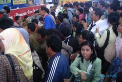  LOWONGAN CPNS 2013 : Ribuan Peserta Serahkan Berkas CPNS Kota Surabaya 