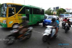 BUS TRANS JOGJA : Berteduh karena Halte Portabel Panas, Calon Penumpang Ketinggalan Bus