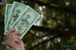 Heboh, Orang-Orang Menikmati Hujan Uang di Jalan Tol California AS