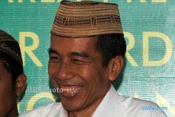 JOKOWI CAPRES : Peci Gus Dur Pas di Kepala Jokowi