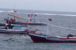Dua Kapal Nelayan Dihantam Ombak Pantai Depok 