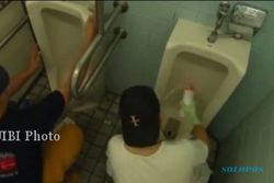 KISAH UNIK : 35 Anak Muda Tokyo Gemar Bersihkan Toilet