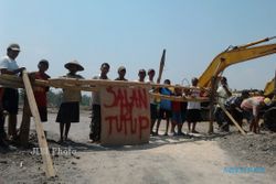 Warga Gondang Sragen Tutup Jalan Desa, Pembangunan Gedung Pabrik Tekstil Dihentikan
