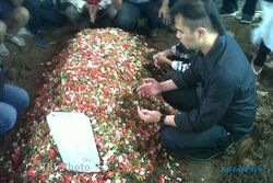  LAKA MAUT JAGORAWI : Ahmad Dhani Hadiri Pemakaman Robby