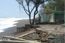 Abrasi Pantai Kuwaru Pengaruhi Kenyamanan Wisatawan