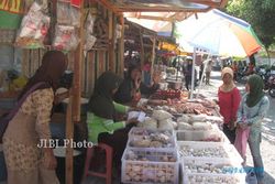 Pedagang Mulai Beraktivitas di Pasar Darurat di Nguter