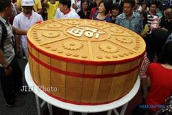 KUE BULAN TERBESAR TERCATAT MURI