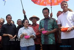 PROGRAM TANAM KEDELAI : Warga Berebut Salaman dengan Jokowi