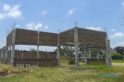 PEMBANGUNAN GEDUNG : Pembangunan Gedung Serba Guna Mayang Sukoharjo Terkatung-Katung