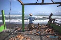 GELOMBANG TINGGI : Warung Di Pantai Rusak Diterjang Gelombang