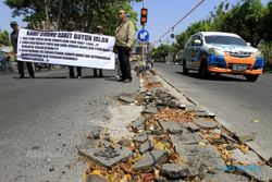 Protes Pembangunan Pembatas Jalan, Warga Karangasem Gelar Aksi Demo