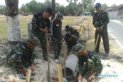  Prajurit TNI Kerja Bakti Pasang Gorong-Gorong