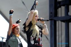 FESTIVAL MUSIK I HEART RADIO : AVRIL LAVIGNE BERAKSI DI LAS VEGAS