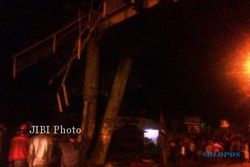 KECELAKAAN SEMARANG : Jembatan Nyaris Roboh Ditabrak Truk Kini Disangga Crane