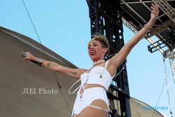 FESTIVAL MUSIK I HEART RADIO : MILEY CYRUS MELET DI LAS VEGAS