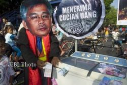 AKIL MOCHTAR TERIMA CUCI UANG