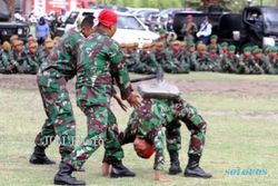 HUT KE-68 TNI : TENTARA PECAHKAN BATU