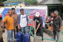 BENCANA KEKERINGAN : Komunitas Jeep Trail Sumbang 45 Tangki Air untuk Warga Tanjungsari