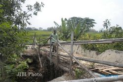 Jembatan Penghubung 2 Kecamatan di Karanganyar Ambrol