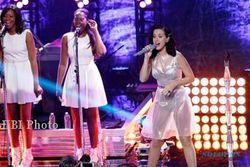 ALBUM BARU : Katy Perry Bergaun Transparan Luncurkan Prism
