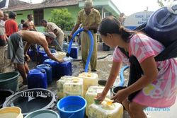 KEKERINGAN JATENG : PMI Distribusikan Air ke Enam Daerah
