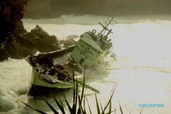 GELOMBANG TINGGI : Evakuasi Kapal Akau Jaya Sembilan Terkendala Cuaca
