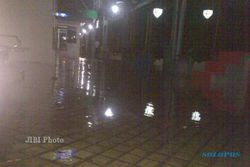 HUJAN DERAS SOLORAYA : Stasiun Purwosari Kebanjiran, Papan Reklame Telukan Roboh