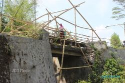 Jembatan Delanggu Klaten Nyaris Ambol, Warga Pakai Bambu