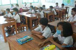 POLUSI PABRIK : Sekolah Bau Kotoran, Siswa Pakai Masker