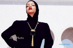 RIHANNA KENAKAN JILBAB : Pihak Masjid Larang Rihanna Kembali Masuki Areal