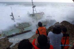 PERIKANAN GUNUNGKIDUL : Duh, Kapal Inka Mina Menjadi Bangkai di Pantai Sadeng