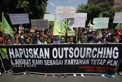 UMK 2014 : Massa Buruh Tutup Jalan Merdeka Selatan Jakarta