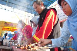 IDUL ADHA 2013 : 1.000 Pincuk Sate Jadi Penghibur Hati Pedagang Pasar Ir Soekarno