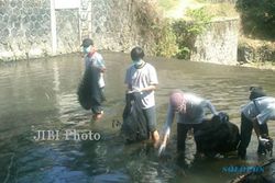 SUNGAI BUKAN TEMPAT SAMPAH : Mahasiswa Bersihkan Sungai, Ketua RT Malu