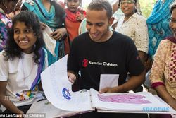 AKTIVITAS PEMBALAP F1 : Hamilton Kunjungi Anak-Anak India