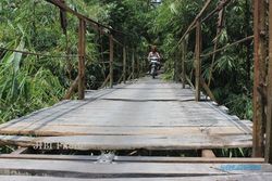  JEMBATAN RUSAK : Jembatan Gantung Penghubung 2 Desa di Kemalang Klaten Memprihatinkan