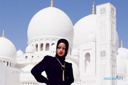 Rihanna Bikin Heboh karena Mengenakan Jilbab di Depan Masjid 