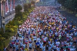 RIBUAN ORANG IKUTI JAKARTA MARATHON 2013